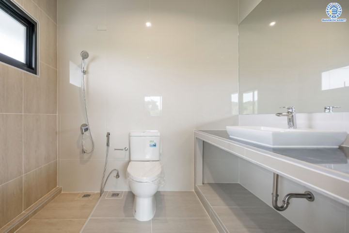 บ้านมือสองตกแต่งใหม่ ม.เมืองเอกประจิม พหลโยธิน87 ตกแต่งครบทุกฟังก์ชัน เนื้อที่ 100 ตร.ว. พื้นที่ใช้สอยเยอะ พร้อมฟังก์ชัน 3 ห้องนอน 4 ห้องน้ำ 1 ห้องอเนกประสงค์ 1 ห้องแม่บ้าน จอดรถได้ 4 คัน เชื่อมต่อทุกการเดินทาง ใกล้รถไฟฟ้าสายสีแดง "สถานีหลักหก"และทางด่วน "ศรีสมาน"